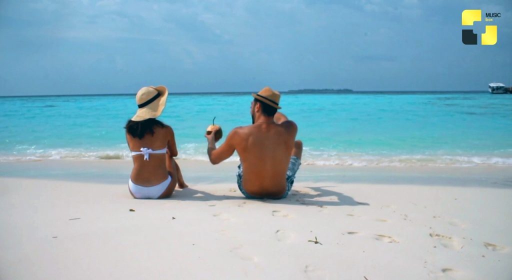 ანდრია გველესიანმა ახალი ნამუშევარი „კუნძულს“ მეუღლესთან ერთად მალდივებზე გადაიღო