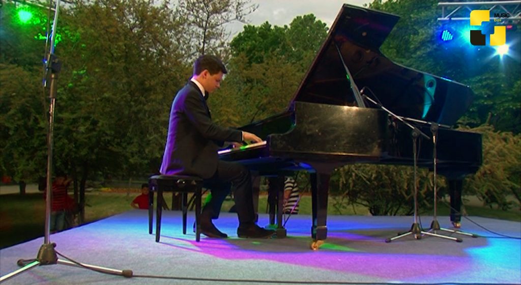 თბილისის მერიის პროექტის, “თბილისის ცის ქვეშ”, ფარგლებში დათუნა ალადაშვილის სოლოკონცერტი გაიმართა