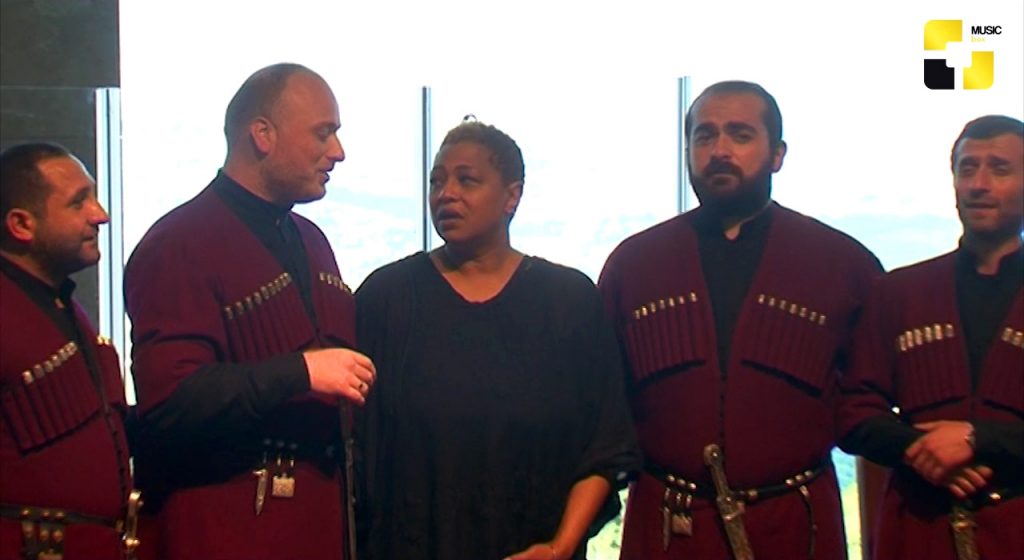 გრემის ორგზის მფლობელ ამერიკელ მომღერალ ლიზა ფიშერს „ბიოლი“ ჰოლმა უმასპინძლა