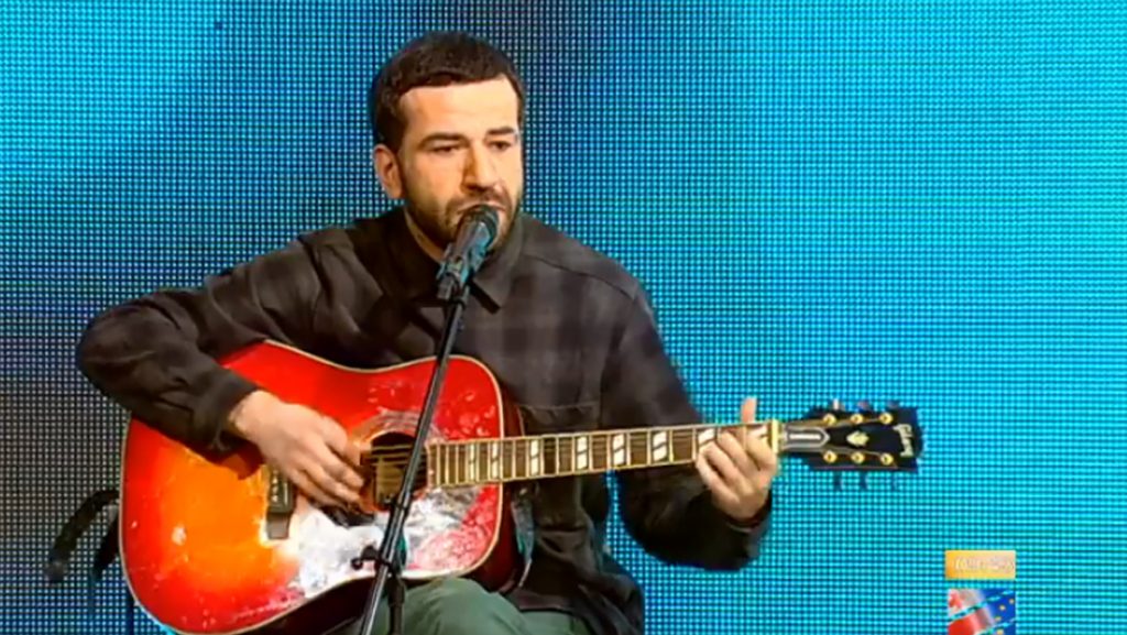 ვიდეო: ერეკლე დეისაძე ასრულებს სიმღერას „ასეთია ქურდი კაცის ბედი“