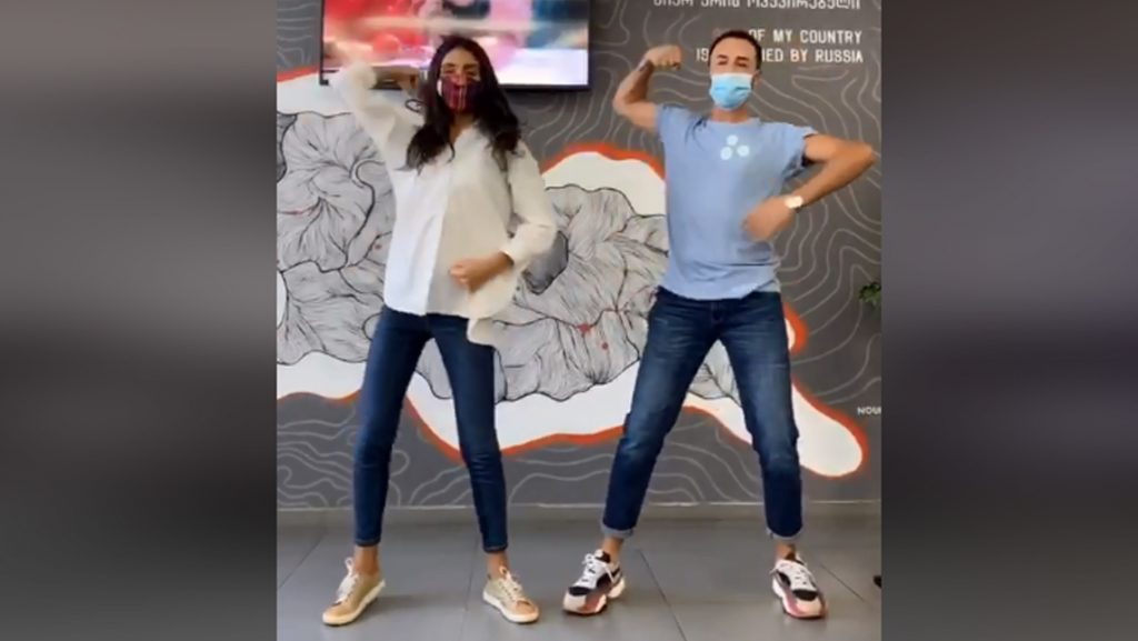 ვიდეო: აჩიკო სოლოღაშვილისა და გვანცა დარასელიას ცეკვა პირბადეებით