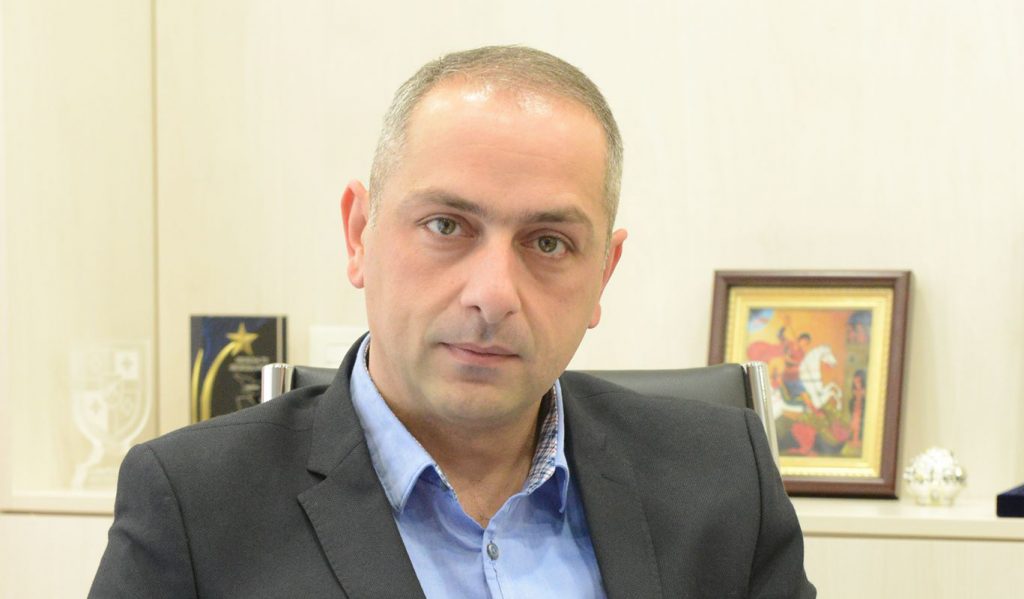 თავდაცვის და უშიშროების კომიტეტის თავმჯდომარე, ირაკლი სესიაშვილი ამღერდა (ვიდეო)