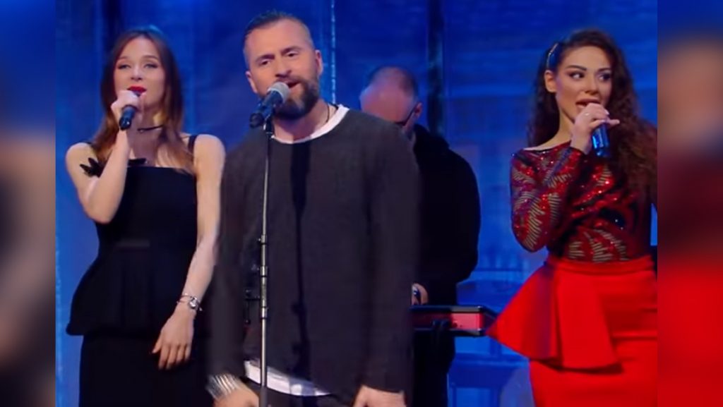 ვიდეო: ირაკლი ფირცხალავამ გელა გნოლიძის ბენდთან ერთად “ბათუმში მზეა” შეასრულა