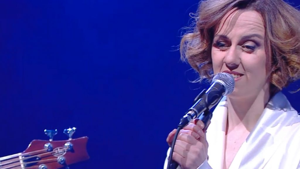 ვიდეო: ირინა ბაირამაშვილი მამუკა ჩარკვიანის სიმღერას ასრულებს