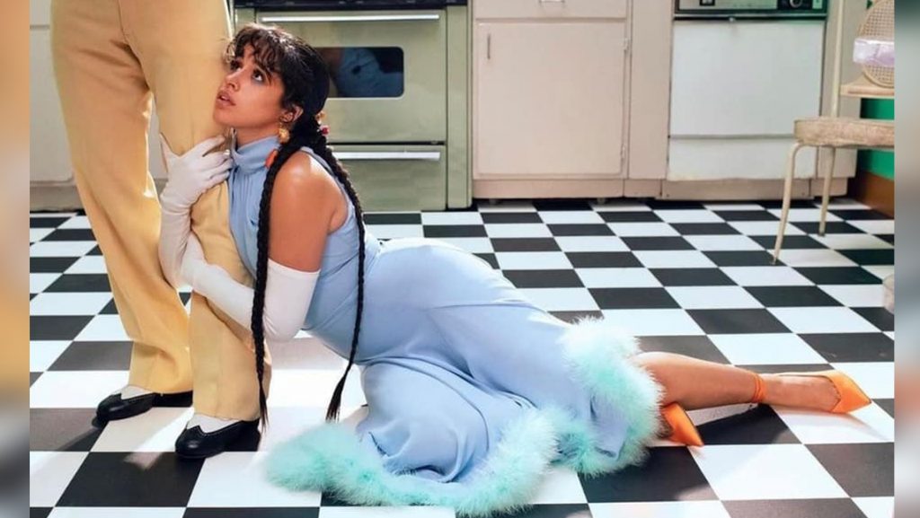 კამილა კაბელოს ახალ ვიდეოში ქართველი დიზაინერის კაბა აცვია