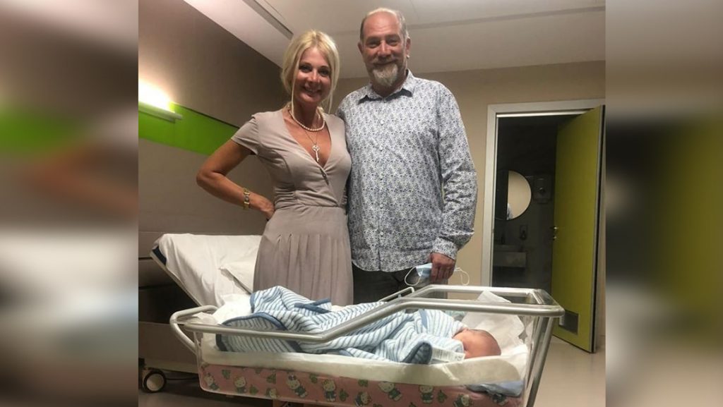 ფოტო: გუგა კუზანოვი და ნინო ნადირაძე შვილიშვილთან ერთად