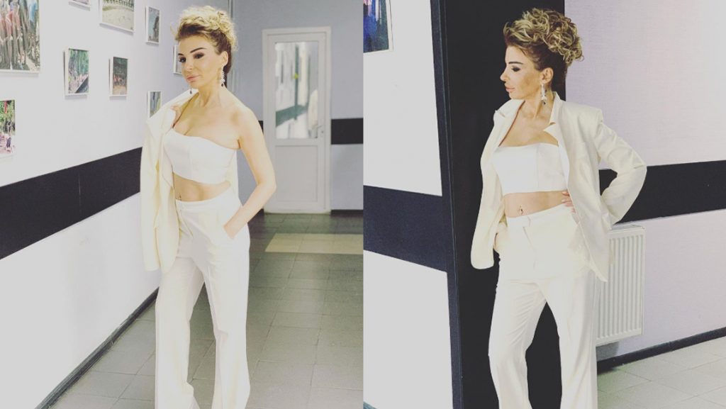 მაია ასათიანმა საახალწლო გადაცემისთვის თეთრი ტოპი და შარვალი მოირგო