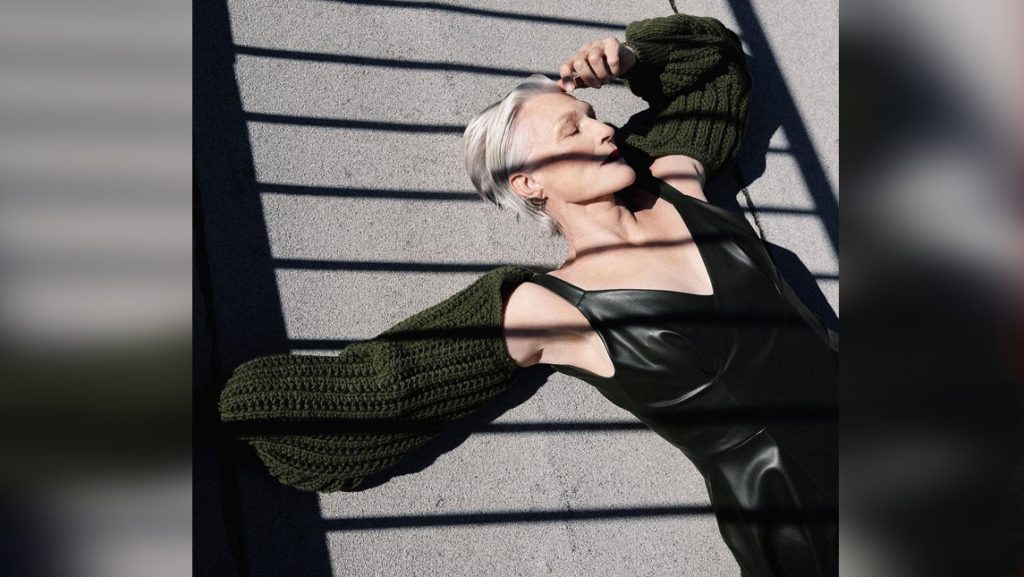 ელონ მასკის დედა „ვოგის“ გადაღებაზე ქართული ბრენდის კაბით გამოჩნდა