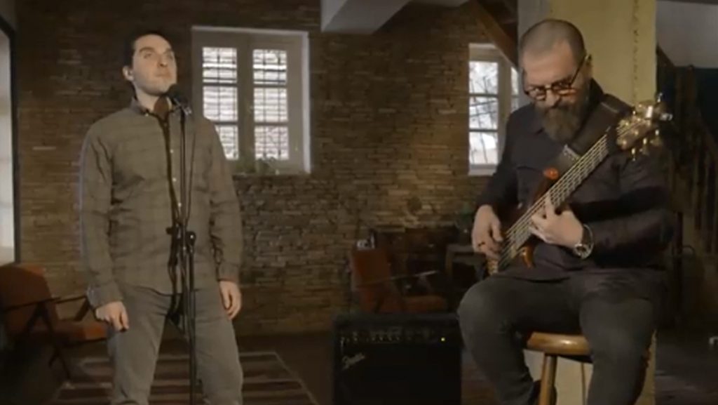 ვიდეო: მიშო ჯავახიშვილი ასრულებს სიმღერას „ქარი კვლავ არხევს“