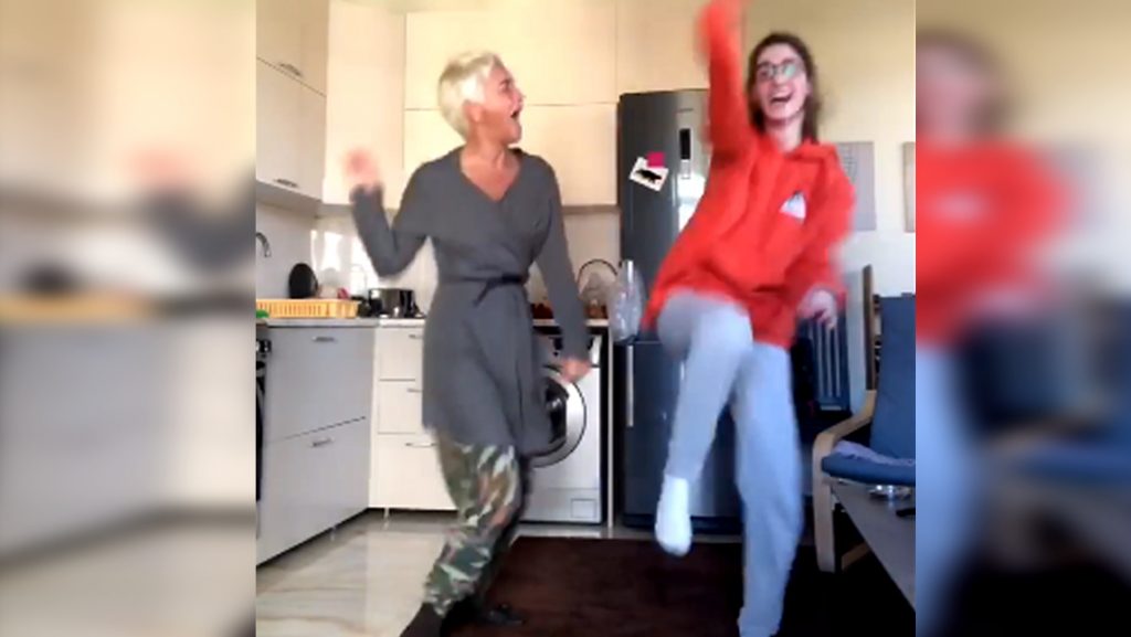 47 წლის ნანიკო ხაზარაძე შვილთან ერთად ახალ ცეკვას გვთავაზობს (ვიდეო)