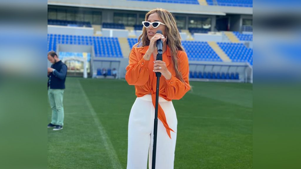 ნუცა ბუზალაძემ ბათუმის სტადიონზე მატჩის წინ სიმღერა შეასრულა