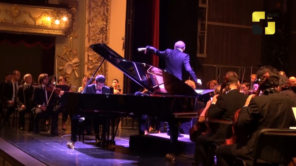 საერთაშორისო აღიარების შემდეგ 18 წლის ქართველმა პიანისტმა რუსთაველის თეატრში დაუკრა