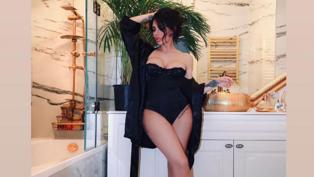 ფოტო: შორენა ბეგაშვილი აბაზანაში შავ ბოდესა და ხალათში პოზირებს