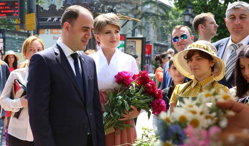რომელი ქართველი დიზაინერი ზრუნავს დავით ნარმანიას მეუღლის ჩაცმულობაზე?