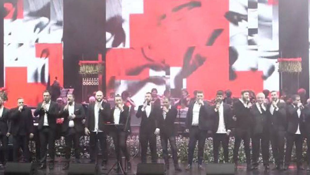 „მოგვეჭრა თავი გმირების წინაშე“ – რატომ აკრიტიკებენ „ვაჩუქოთ ერთმანეთს ტიტების“ ახალ ვერსიას