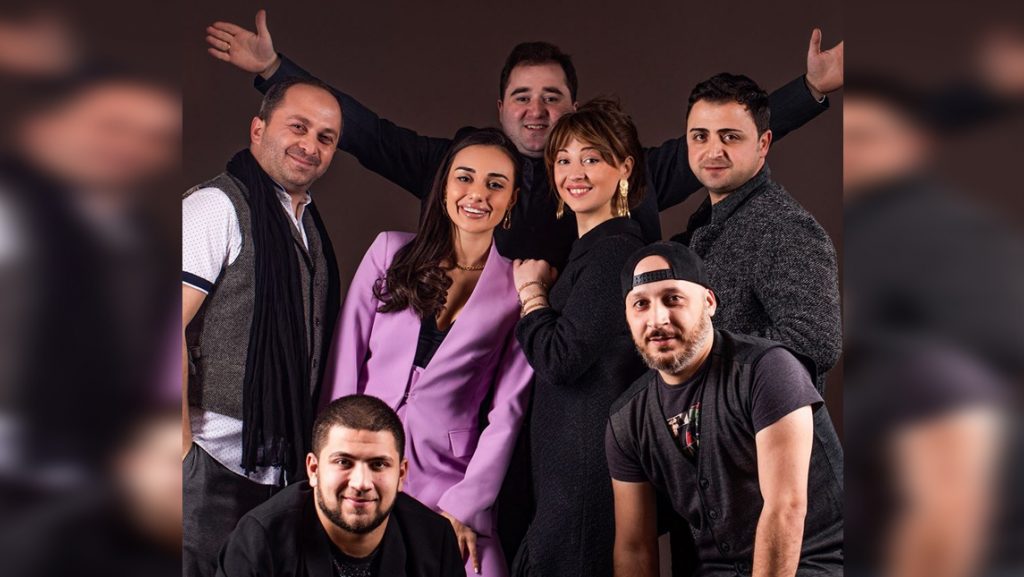 ზუკა ხუციშვილი ნატო გელაშვილის შვილებთან ერთად იმღერებს