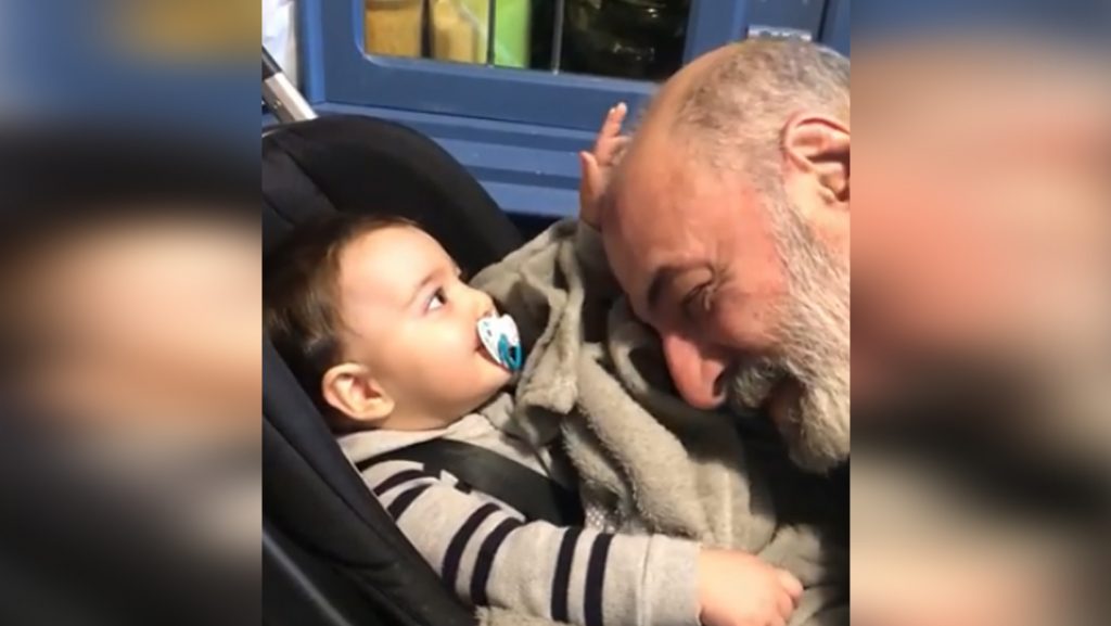 უსაყვარლესი ვიდეო: ზურა ყიფშიძეს პატარა შვილიშვილი თავზე ეფერება